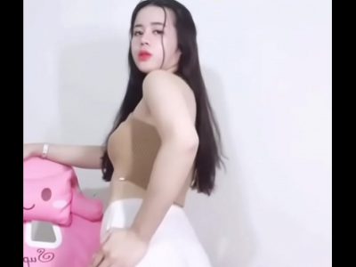Em gái đãng dâm uốn éo khoe hàng cực căng