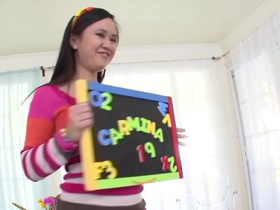 Cho em hàng ăn kẹo mút để bon mồm rồi bú cu cực đã