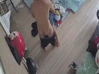 Vợ nứng quá anh vào phòng ngủ móc bướm cho em