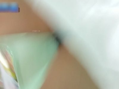 Quay lén bé gái đi siêu thị không mặc đồ lót
