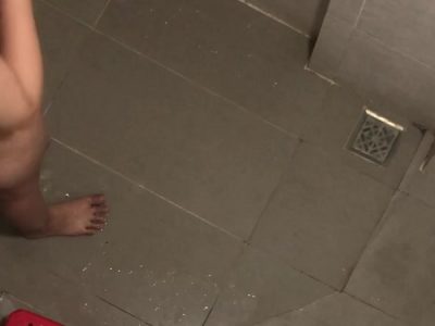 Quay lén bạn gái cùng phòng tắm