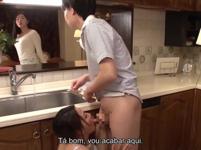 Chị yêu nứng quá bú con cu trong nhà bếp sướng phê gợi tình dâm đãng