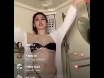 Gái xinh nứng lồn khoe hàng cực múp
