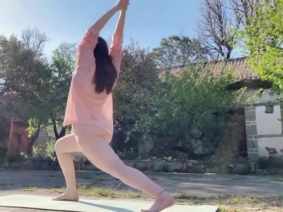 Gái xinh dâm đãng vừa tập yoga vừa khoe hàng cực múp