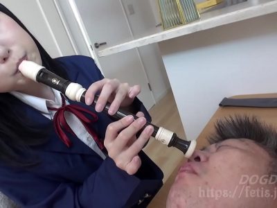 Bé gái mới lớn thể hiện tài năng thổi kèn cho ông chú nghe