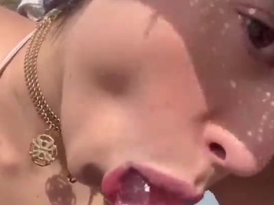 Gái xinh thủ dâm ngay trong hồ bơi khi đi du lịch