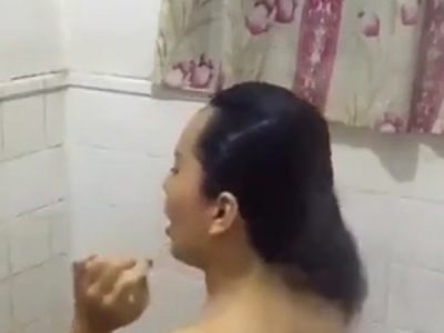 Quay lén gái trong nhà tắm