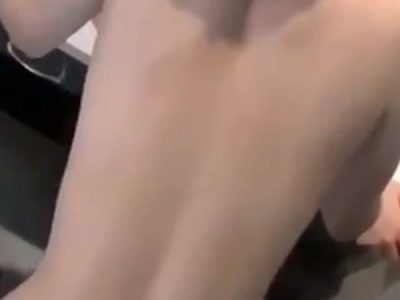 Chịch bé yêu mình dây trong nhà tắm khi đi du lịch