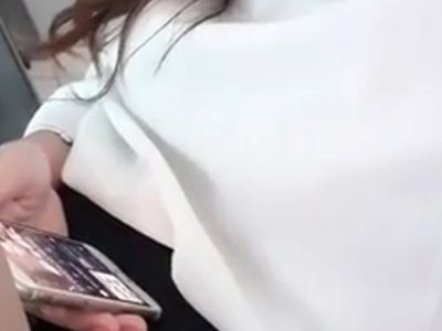 Em gái văn phòng vừa xem sex vừa chịch cặc đồng nghiệp