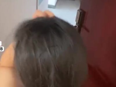 Mở cửa ra khi đang doggy em sinh viên trong nhà nghỉ