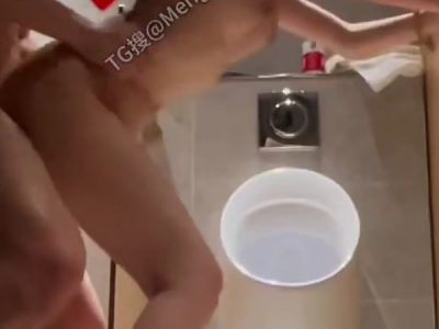 Phang lồn em sinh viên mình dây doggy quá đã trong wc