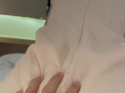 Chổng mông khoe bướm trong khách sạn em ghệ bị đụ không bao