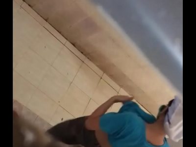 Quay lén chị gái đi wc