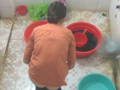 Quay video con em họ khỏa thân giặt giũ