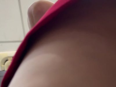 Quay trộm dưới váy em nhân viên nứng