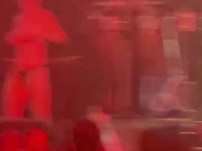 Gái bar dâm đãng show vú quá phê