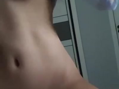 Đụ bé gái non tơ mới nhú cưỡi ngựa sướng buồi