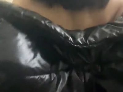 Sinh viên dâm vừa cưỡi ngựa vừa khoác áo phao phê