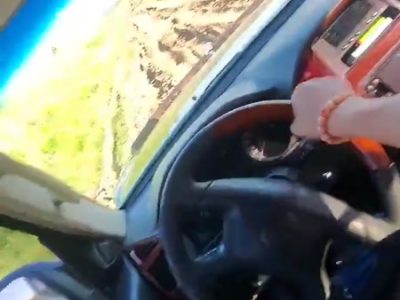 Đang lái xe mà em gái nứng thèm cu bú quá đã