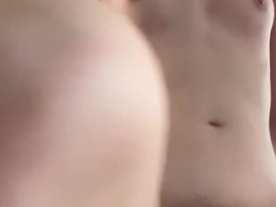 Bé mới lớn non tự cưỡi ngựa nhẹ nhàng