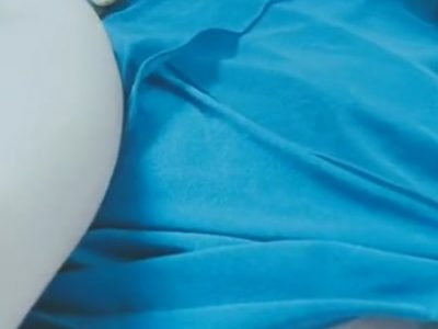 Bóp vú hồng con em gái lồn múp không lông dâm quá
