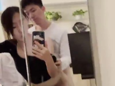 Hẹn hò cầm điện thoại cho thằng bồ doggy trước gương