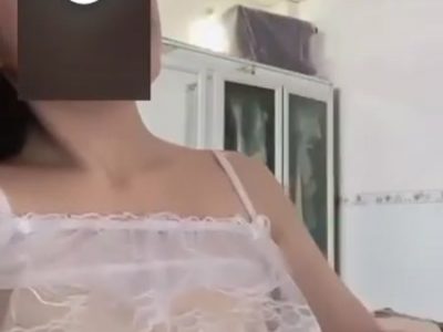 Học sinh nuột đồ xuyên thấu call video khoe cho ghệ xem