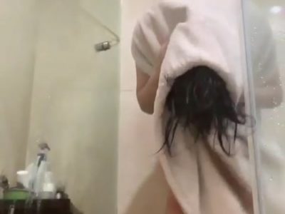 Đặt cam show gái múp đang lau người