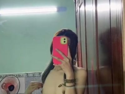 Gái nuột nà tuổi học sinh show mình dây trước gương