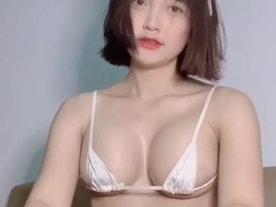 Gái nuột trắng trẻo cởi đồ lót ra khoe hàng quá phê