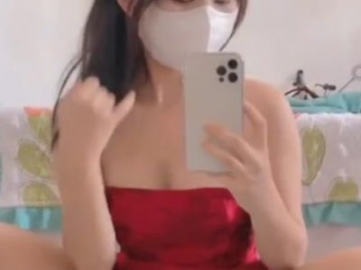 Ngồi xổm cắm bướm vào cu giả quay video trước gương