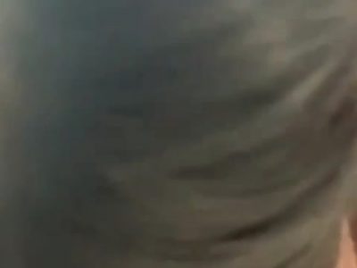 Vào nhà nghỉ nghịch bướm gái non mới lớn lồn không lông