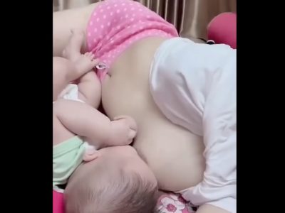 Gái xinh trẵng nõn ngọt nước show hàng đang cho con bú