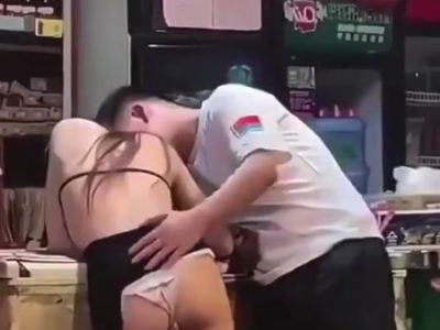 Public nghịch lồn vợ khi đang mua hàng