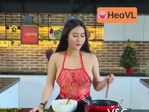 Gái xinh ngọt nước vú bự lộ đầu ti