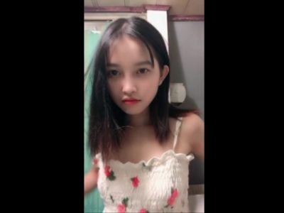 Con em xinh khoe vú mới nhú hồng hào