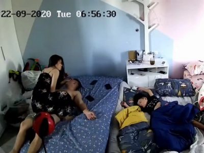 Vợ chồng tranh thủ đụ nhau khi con trai đang ngủ