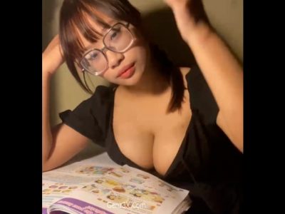 Cô em dâm nữ khoe vú trong giờ học