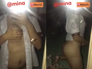 Nữ sinh quỳ trước gương khoe lồn nứng