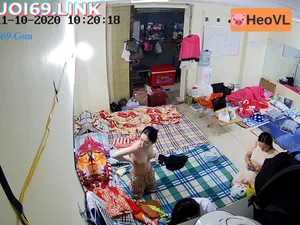 Quay lén em nhân viên không mặc đồ hàng múp