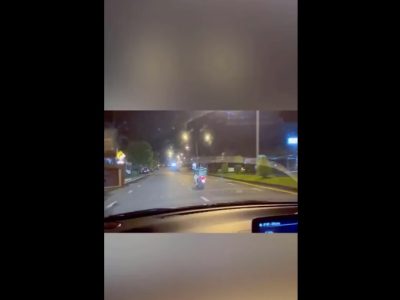 Con em dâm nữ bú cu trai trên xe
