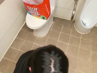 Bú buồi lén lút cho anh yêu trong wc nam siêu đã