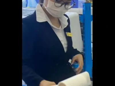 Quay lén em nhân viên đang đi wc