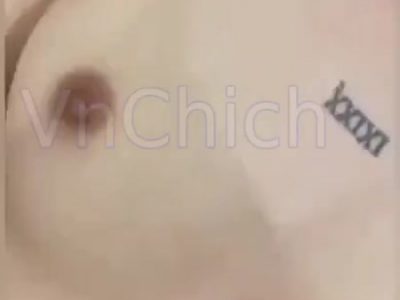 Đang địt nhau mà em cứ nghịch đầu ti anh