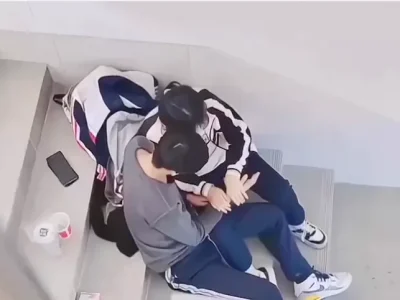 Cặp bạn trẻ tuổi teen tranh thủ ra cầu thang làm tý
