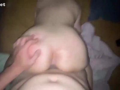 Chịch vỗ đít con em xinh trong đêm dâm lên đỉnh