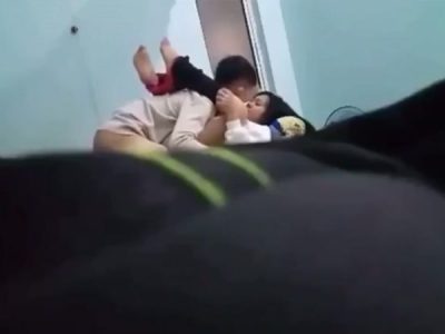 2 em học sinh đi tập văn nghệ tranh thủ phịch luôn