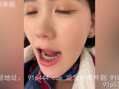 Cô tiếp viên xinh đẹp đòi mút cu sướng dâm không che