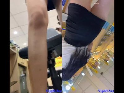 Quay lén dưới váy cô nhân viên thế giới di động