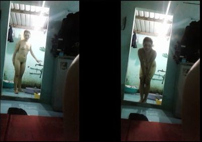 Em tắm mà không thèm đóng cửa để lộ hàng